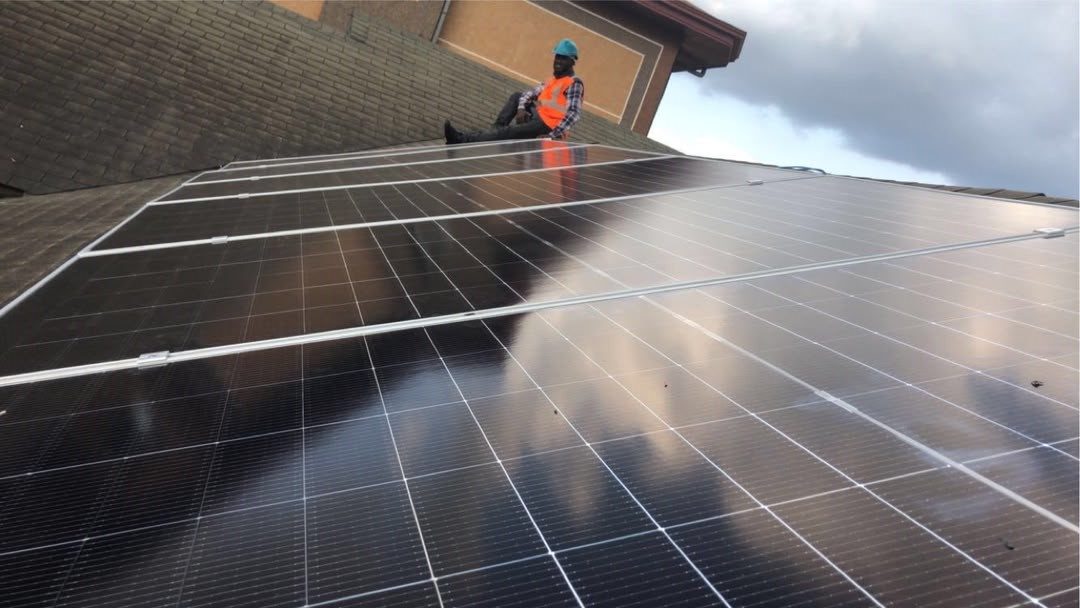 Champ de panneaux photovoltaïques installé par Leo Energy CMR