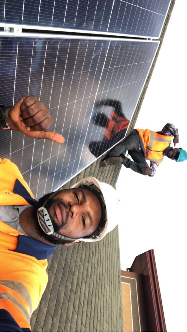 Technicien Leo Energy devant une installation photovoltaïque