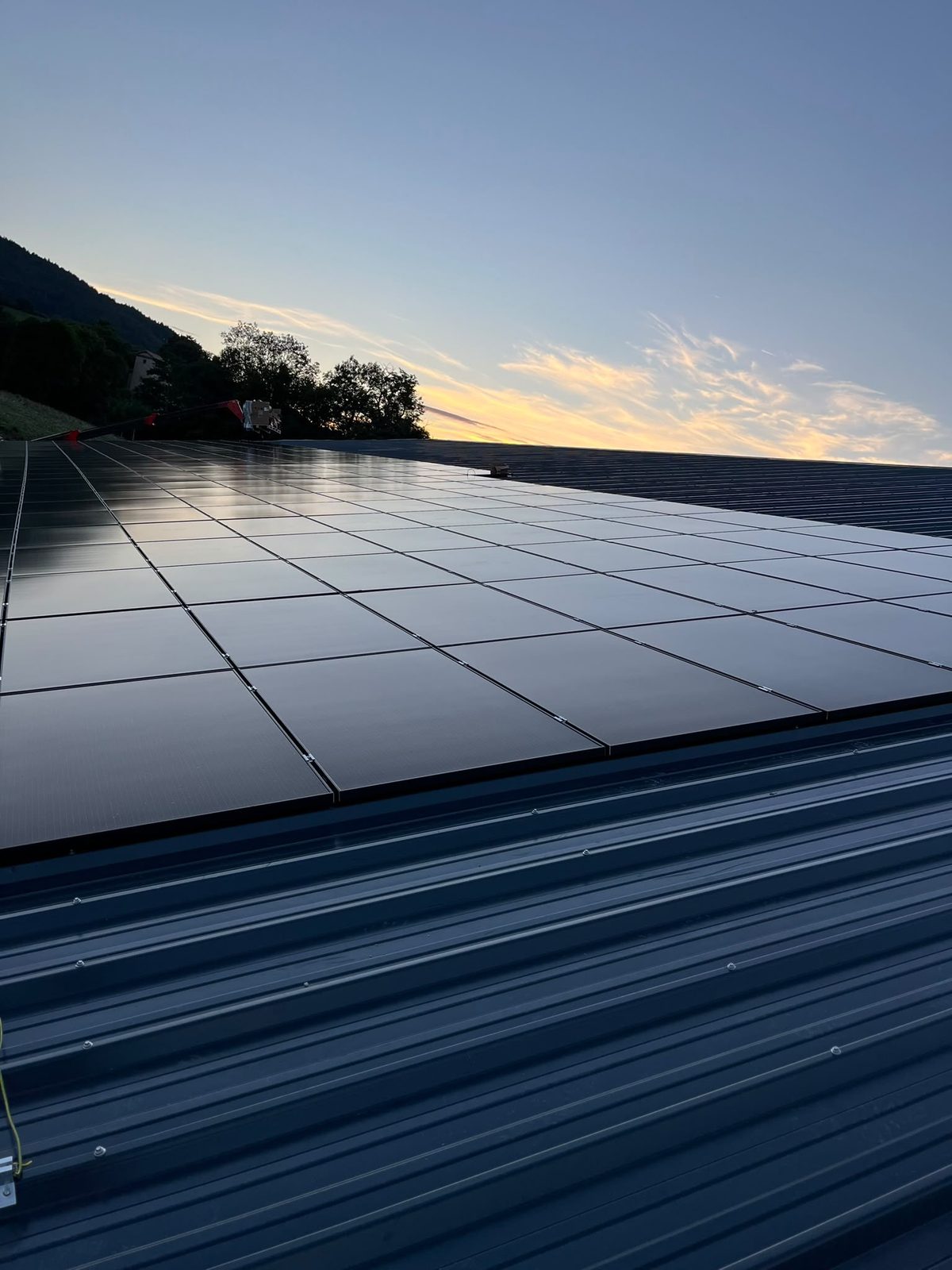 Toiture équipée par Leo Energy, vue au crépuscule